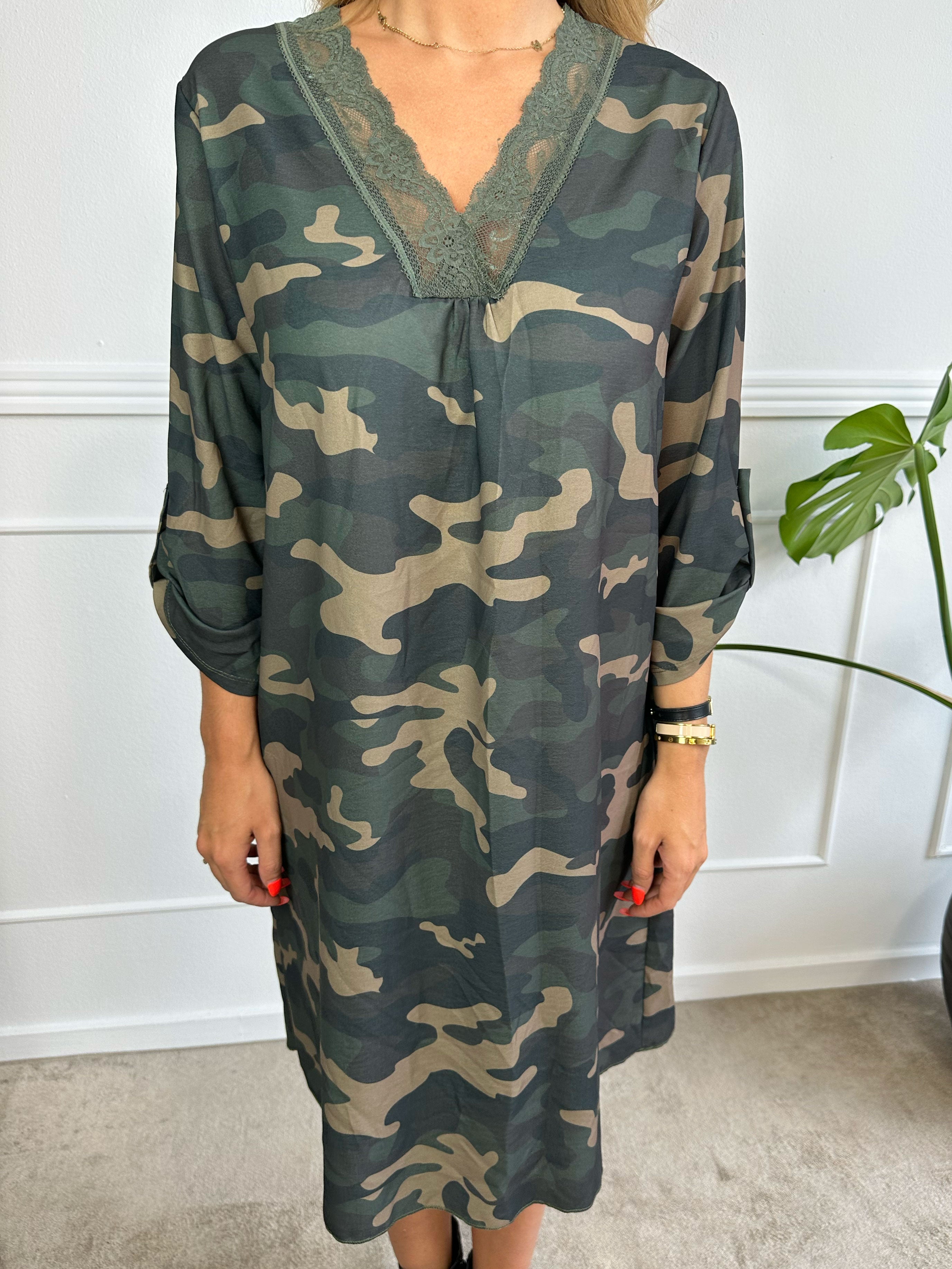 Elly Long - Simpel klänning med spetskant